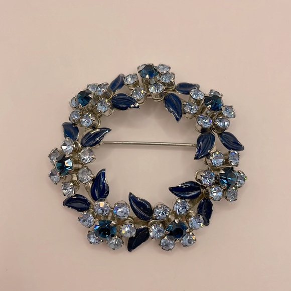 VINTAGE Crystal Floral Wreath Brooch - Picture 3 of 5